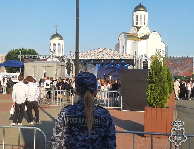 Сотрудники Росгвардии обеспечили правопорядок на областном фестивале выпускников в Кургане