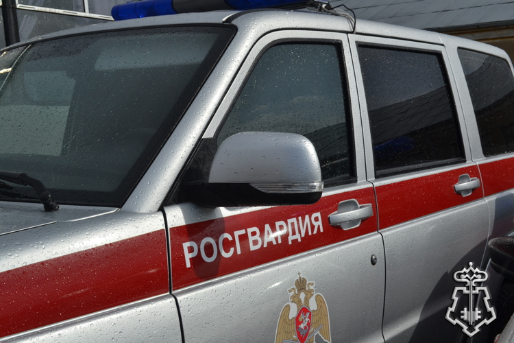 Экипаж Росгвардии предотвратил пожар в многоквартирном доме в Зауралье