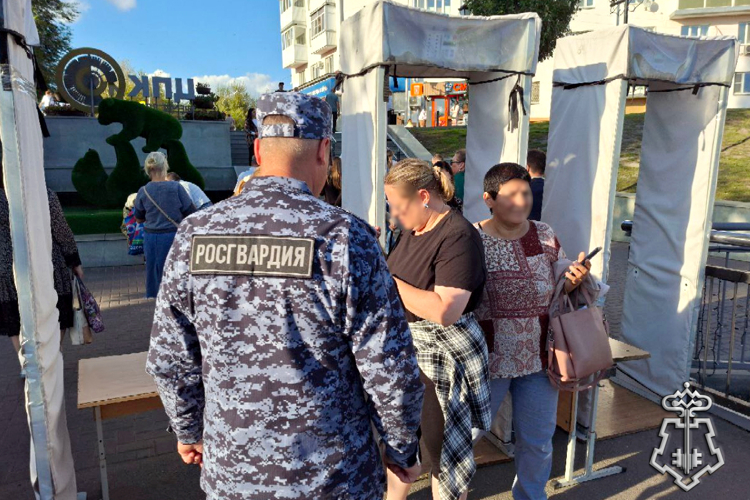 Росгвардейцы обеспечили правопорядок на праздничных мероприятиях и гастрофестивале в Курганской области