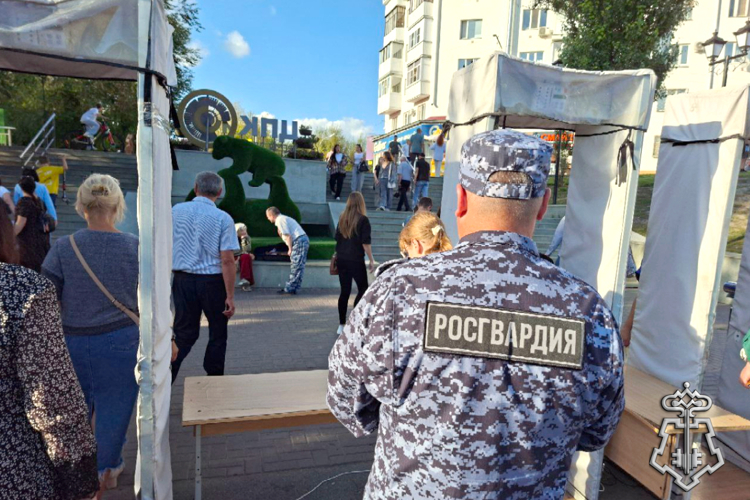 Росгвардейцы обеспечили правопорядок на праздничных мероприятиях и гастрофестивале в Курганской области