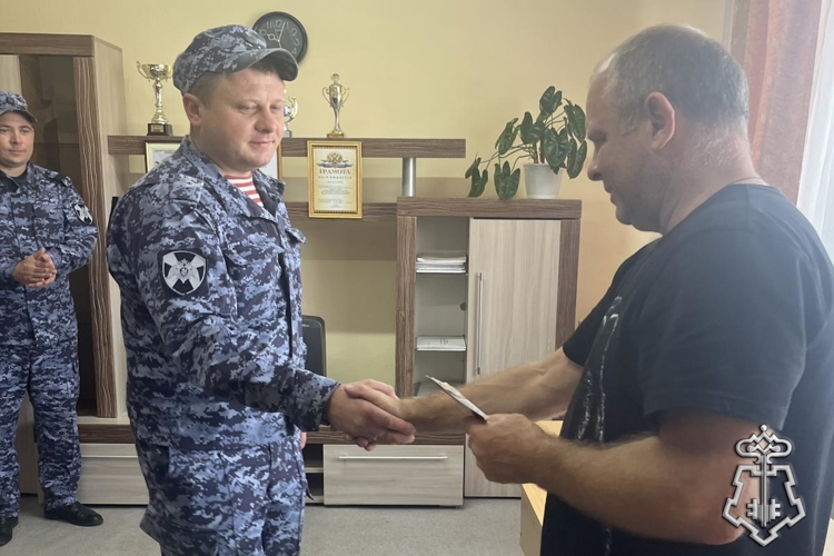 В Юргамыше росгвардейцам накануне дня физкультурника вручили знаки ГТО