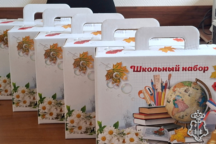 К Дню знаний многодетным семьям росгвардейцев в Курганской области вручили школьные наборы 
