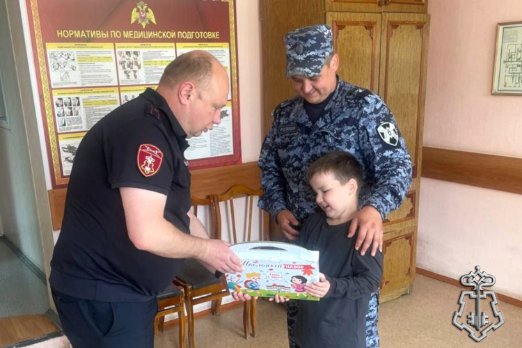 К Дню знаний многодетным семьям росгвардейцев в Курганской области вручили школьные наборы 