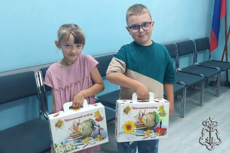 К Дню знаний многодетным семьям росгвардейцев в Курганской области вручили школьные наборы 