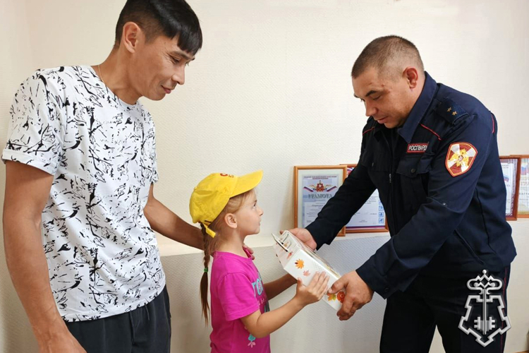 К Дню знаний многодетным семьям росгвардейцев в Курганской области вручили школьные наборы 
