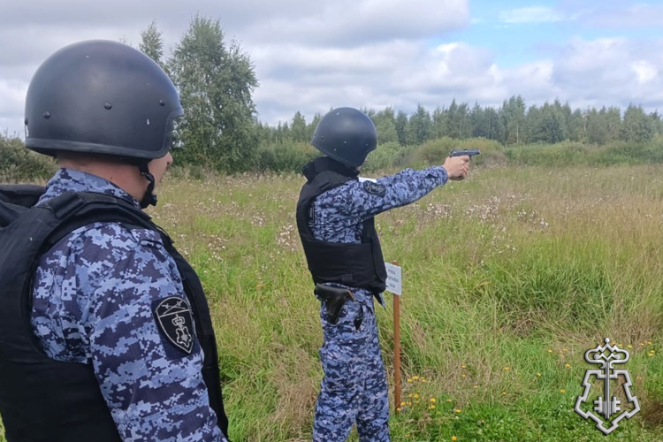 Сотрудники вневедомственной охраны Росгвардии в Зауралье провели боевые стрельбы