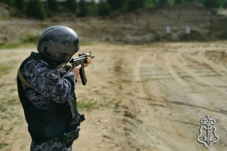 Сотрудники вневедомственной охраны Росгвардии в Зауралье провели боевые стрельбы