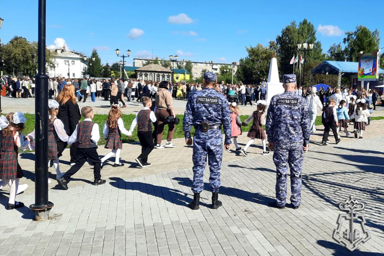 В День знаний росгвардейцы обеспечили правопорядок на праздничных мероприятиях в Курганской области