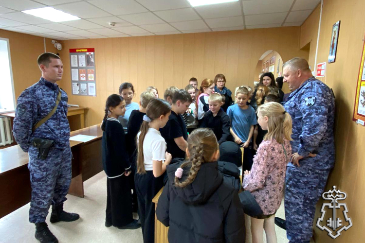В Зауралье Росгвардия провела День открытых дверей для подшефных школьников