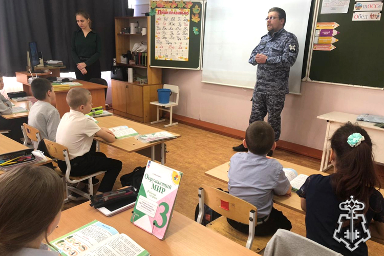 Тематические встречи со школьниками организовали сотрудники Росгвардии в Зауралье