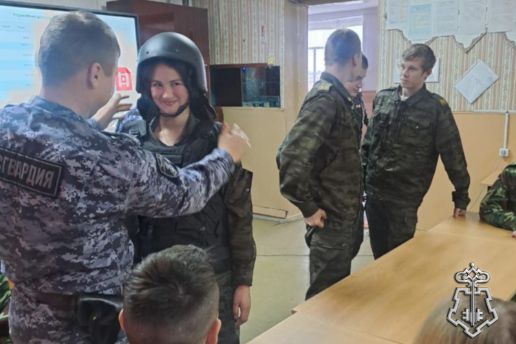  Росгвардейцы знакомят зауральских школьников с профессией защитника Отечества