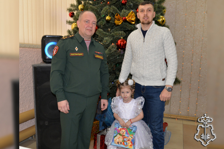 Дети росгвардейцев посетили новогодние спектакли в Кургане