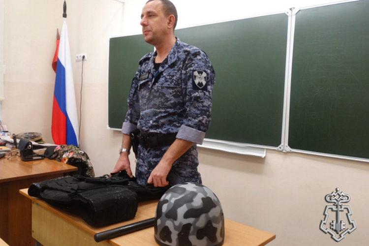 К Дню неизвестного солдата росгвардейцы провели патриотические мероприятия для зауральских школьников
