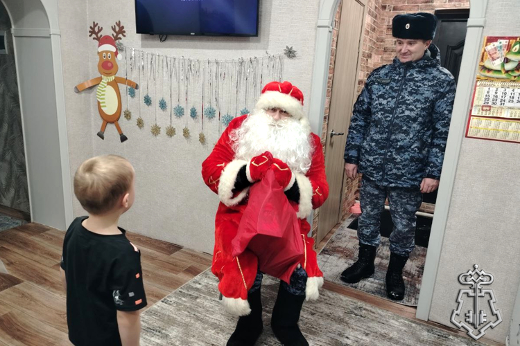 В Зауралье Дед Мороз специального назначения пришел в гости к семьям росгвардейцев