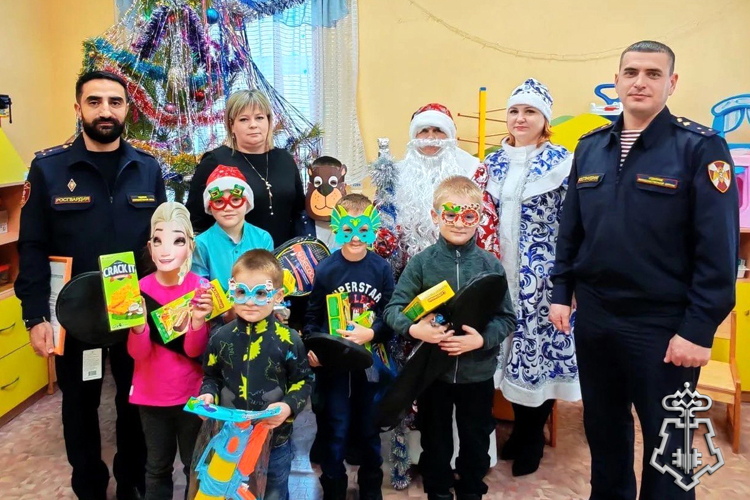 Дед Мороз специального назначения дарит праздник юным зауральцам