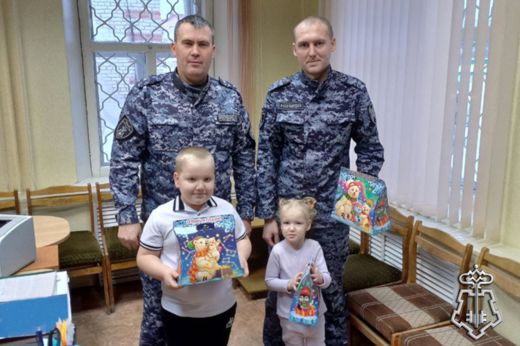 В Зауралье Дед Мороз специального назначения пришел в гости к семьям росгвардейцев
