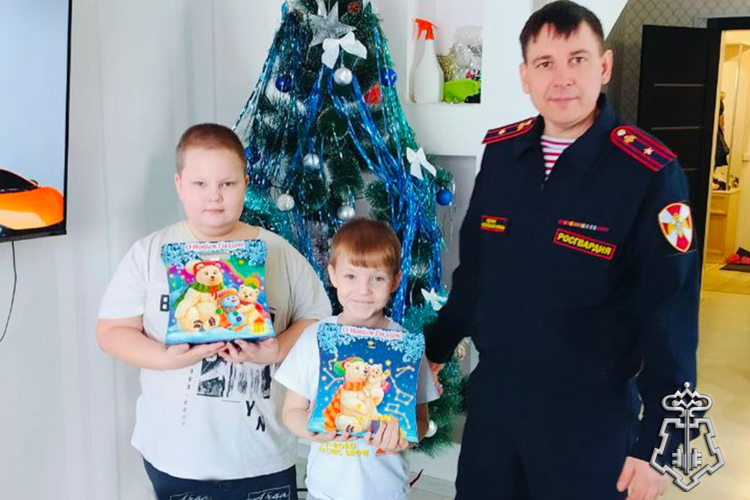 В Зауралье Дед Мороз специального назначения пришел в гости к семьям росгвардейцев