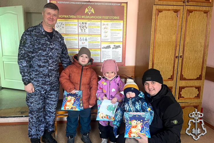 В Зауралье Дед Мороз специального назначения пришел в гости к семьям росгвардейцев