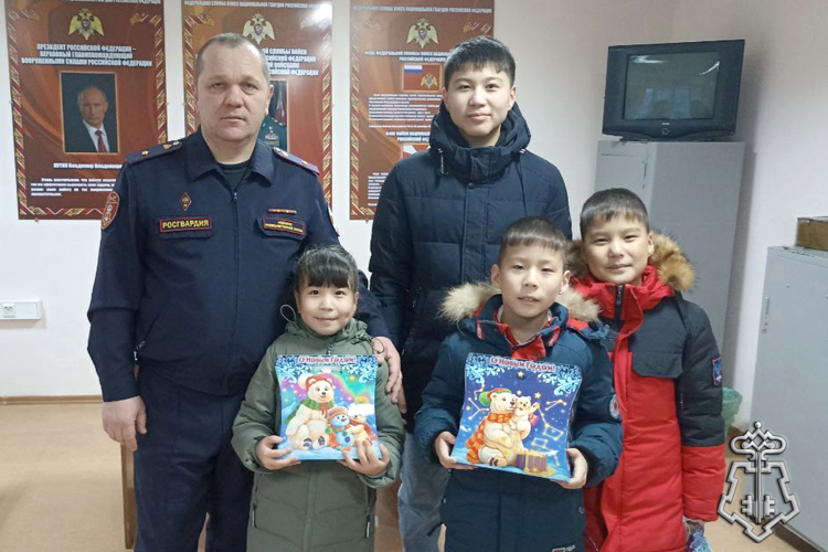 В Зауралье Дед Мороз специального назначения пришел в гости к семьям росгвардейцев