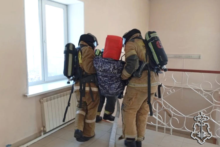 В Кургане сотрудники Росгвардии совместно с МЧС России отработали действия при пожаре (видео)