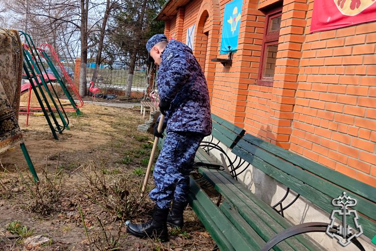 В весенних субботниках приняли участие росгвардейцы в Зауралье