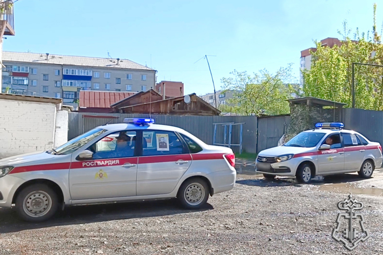 Патриотическую акцию «Бессмертный автополк» поддержали росгвардейцы в Катайске