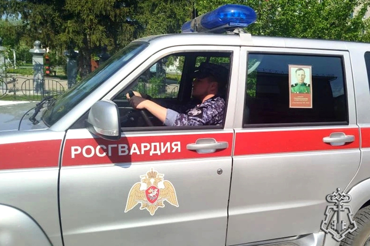 Патриотическую акцию «Бессмертный автополк» поддержали росгвардейцы в Катайске