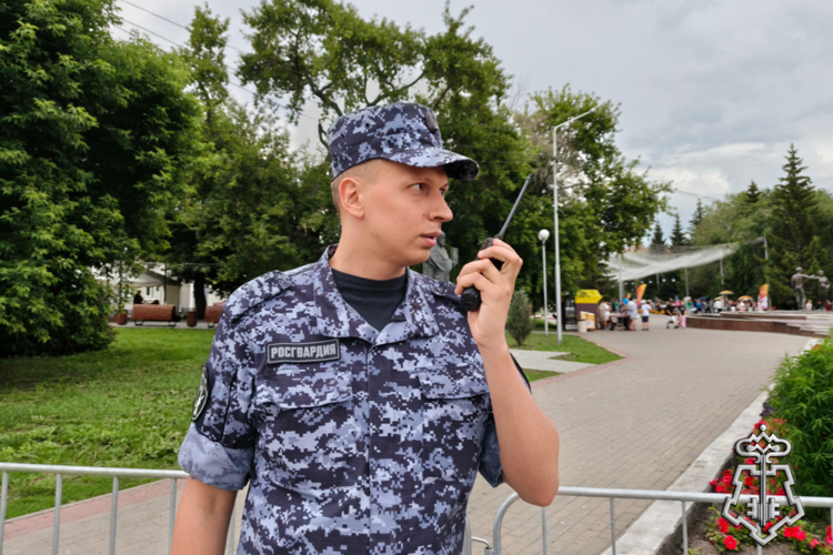 Сотрудники Росгвардии обеспечили безопасность выпускных вечеров и Дня молодежи в Зауралье
