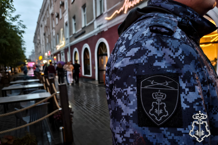 Сотрудники Росгвардии обеспечили безопасность выпускных вечеров и Дня молодежи в Зауралье