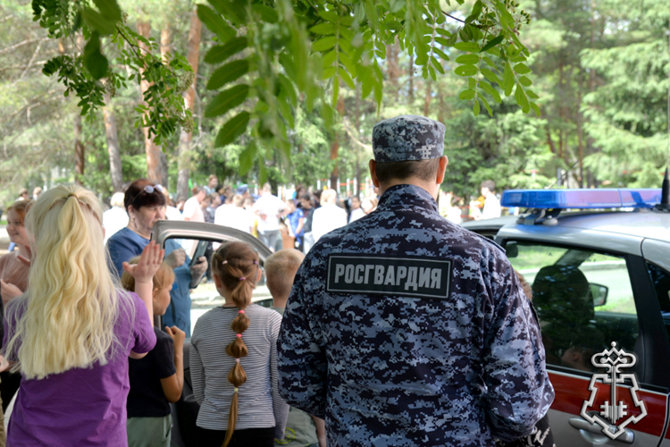 Юные жители Зауралья проводят каникулы с Росгвардией