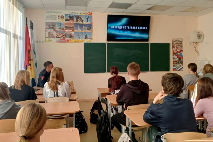 Представители Росгвардии проводят тематические встречи с молодежью в Зауралье