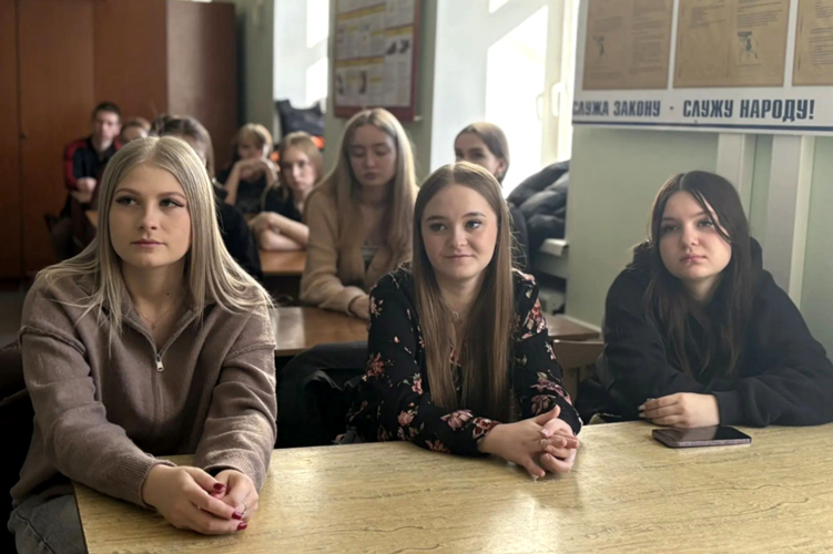 Сотрудники Росгвардии встретились с зауральскими студентами и школьниками 